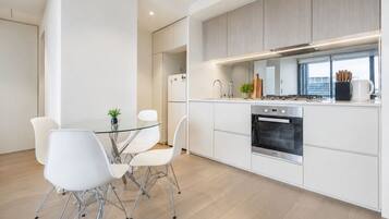 Full-size fridge, microwave, oven, stovetop