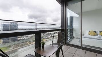 Premium-Apartment, 1 Schlafzimmer | Bügeleisen/Bügelbrett, kostenloses WLAN, Bettwäsche