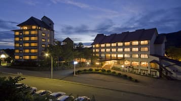 Bagian depan properti - sore/malam