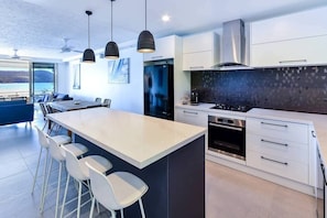 Geladeira, fogão, cooktop, lava-louças