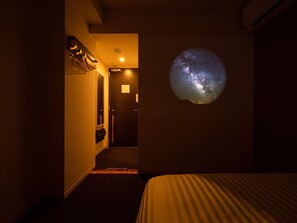 遮光カーテン、防音設備、WiFi (無料)、ベッドシーツ