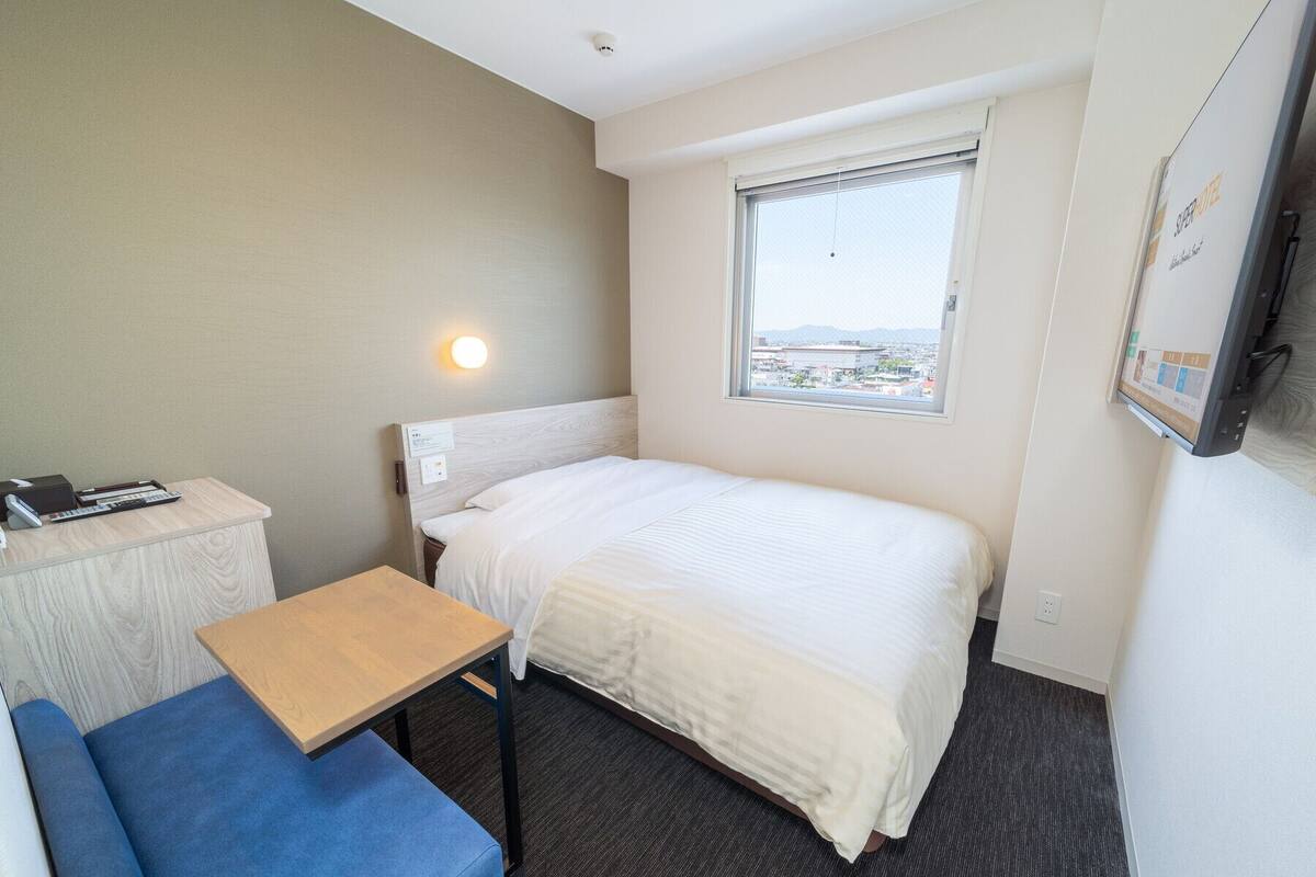 Blackout curtains, soundproofing, free WiFi, bed sheets