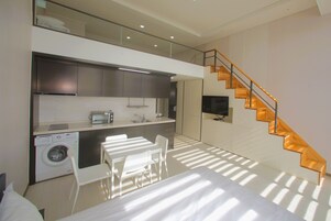 Espacio para trabajar con laptop, wifi gratis y ropa de cama 