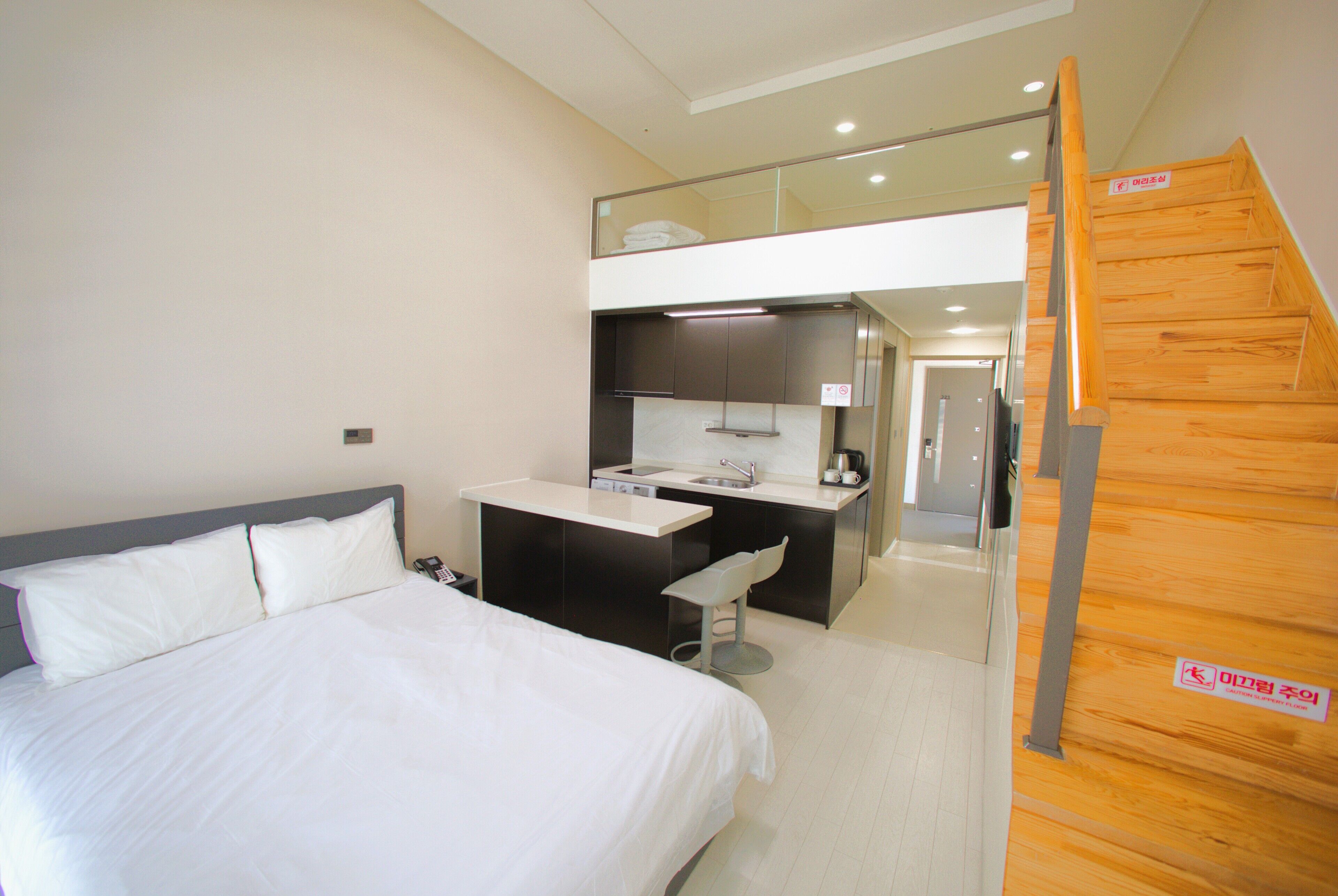 Duplex Double room (No View) | Laptop workspace, free WiFi, bed sheets