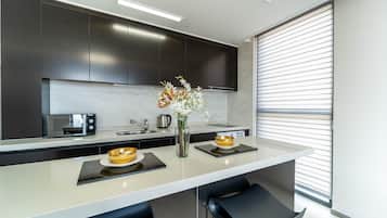 Chambre Double « Premier », vue lac | Coin cuisine privé | Réfrigérateur, micro-ondes, bouilloire électrique