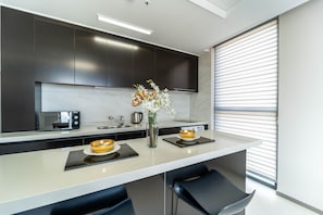 Premier Double Room, Lake View | Private kitchenette | Fridge, microwave, electric kettle - Hi Ocean Hotel Gyeongpo (Gangneung)