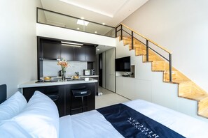 Espace de travail pour ordinateur portable, Wi-Fi gratuit, draps fournis