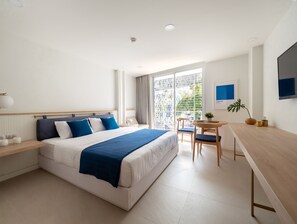 Decoración personalizada, escritorio y cortinas blackout