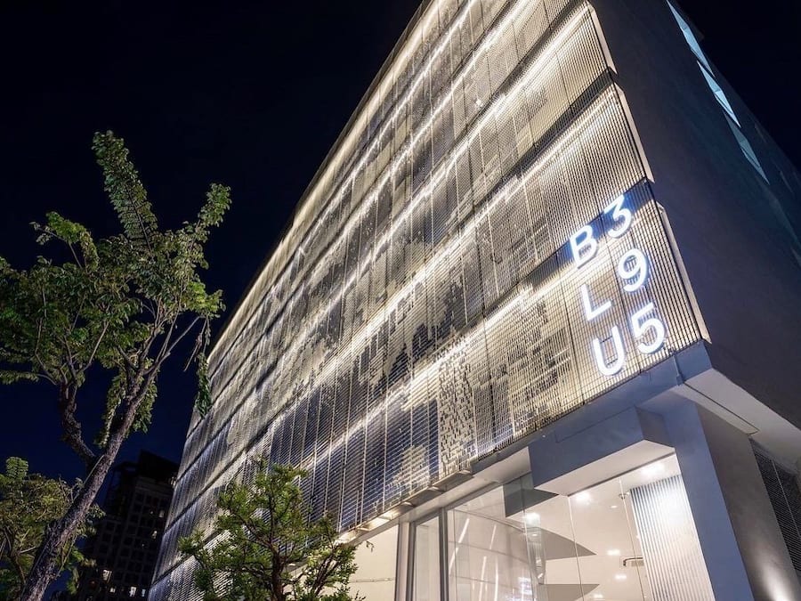 Fachada da propriedade à noite