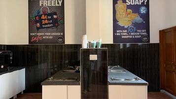 Lemari es di ruangan bersama dan microwave di ruangan umum