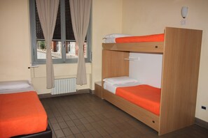 PREMIUM Men Dorm 3 People, Shared Bathroom | Allergikerbettwaren, kostenloses WLAN, Bettwäsche