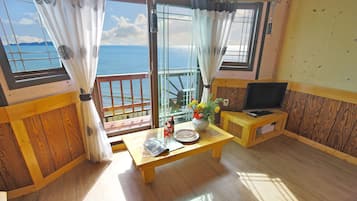 Room (Lilac) | Living area | Flat-screen TV