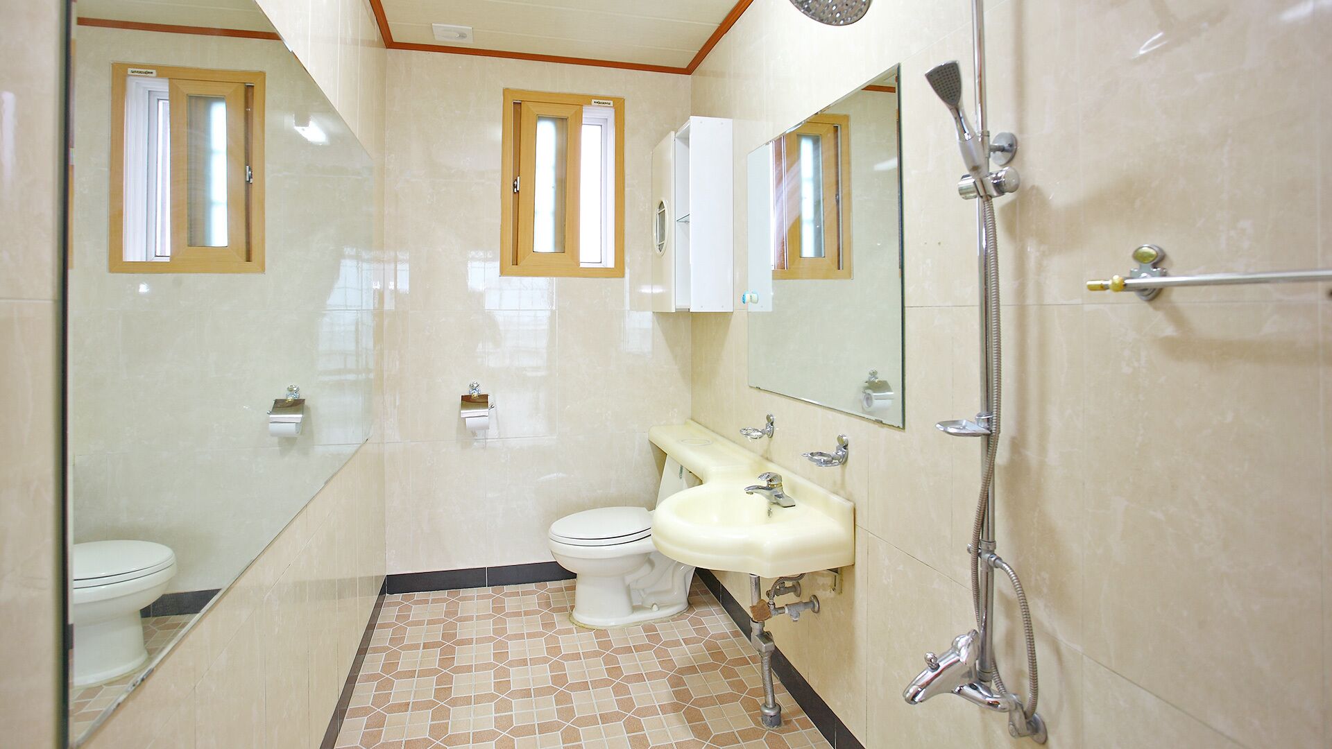 Family Room (3) | Bathroom | Shower, free toiletries, hair dryer, slippers