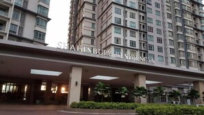 Een meerlaags gebouw met het bord 'SHAFTSBURY RESIDENCES', wat aangeeft dat het een wooncomplex is.