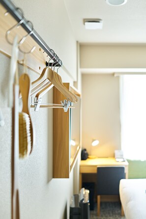 In-room safe, desk, blackout drapes, iron/ironing board - HOTEL Enmichi (Kawasaki)