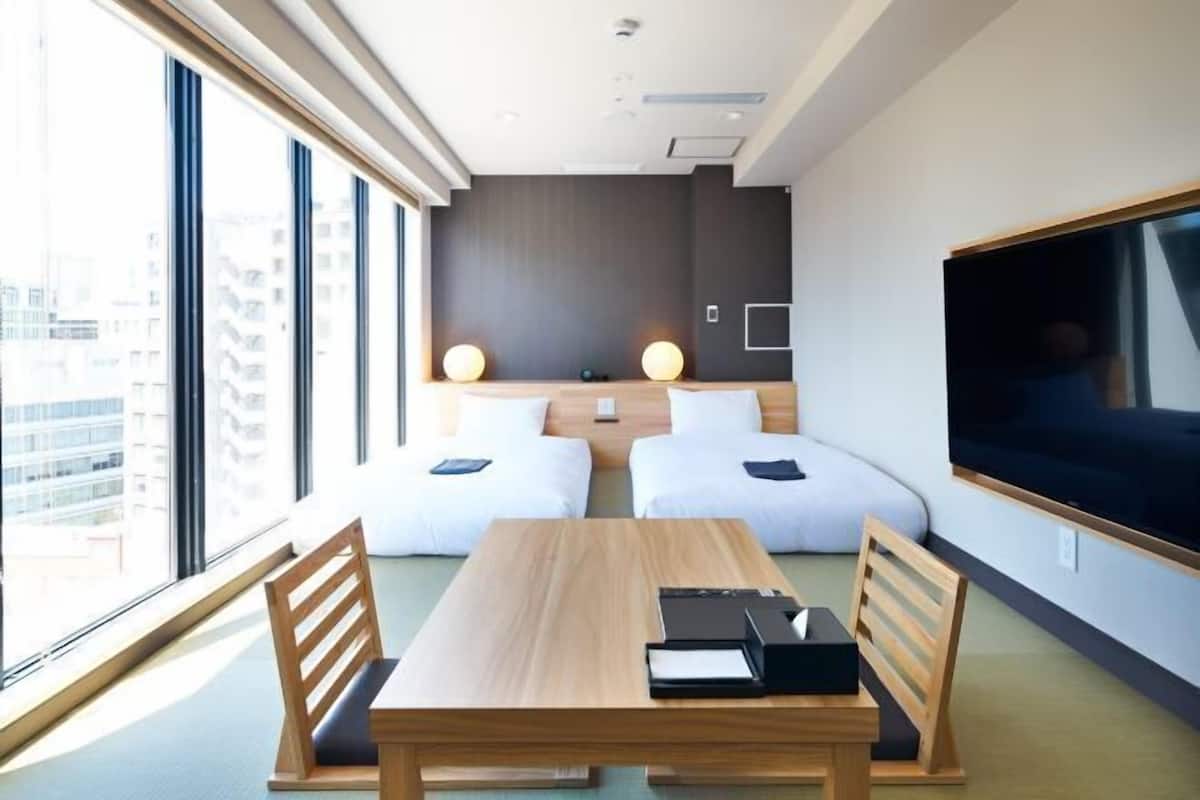 Caja de seguridad en la habitación, escritorio y cortinas blackout