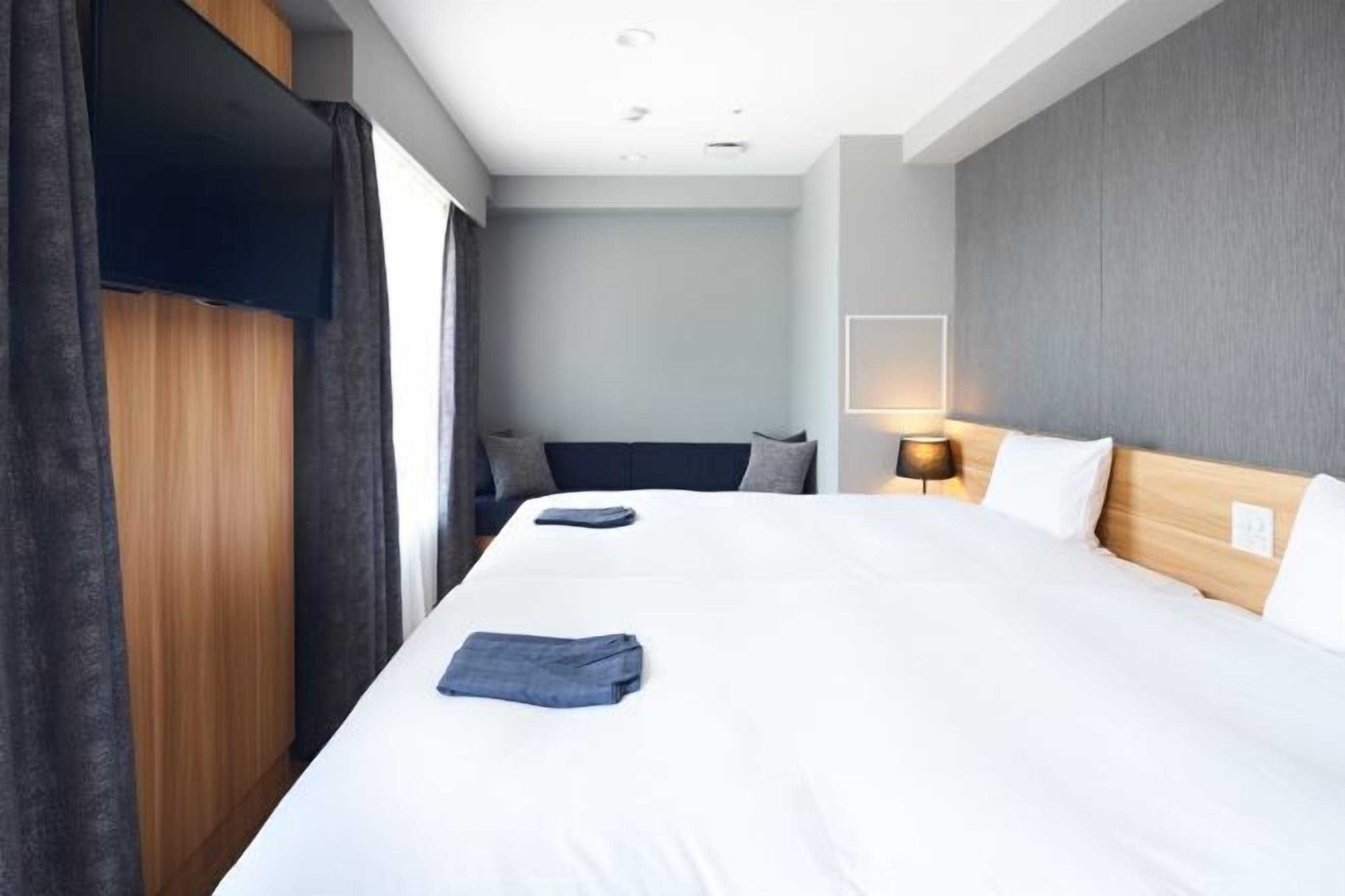 객실 내 금고, 책상, 암막 커튼, 다리미/다리미판