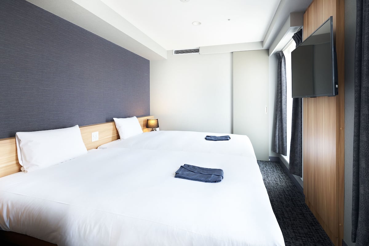 Kamar Twin, Beberapa Tempat Tidur, Bebas Asap Rokok, lemari es (ICHO) | Brankas, meja kerja, tirai kedap cahaya, dan setrika/meja setrika