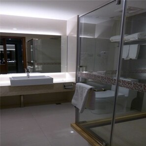 Ducha, artículos de tocador gratuitos, secador de pelo, pantuflas