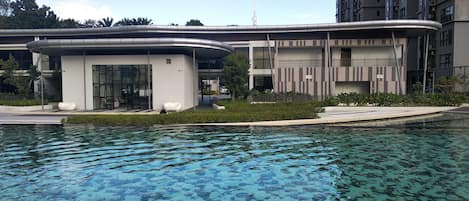 Außenpool, Sonnenschirme, Liegestühle