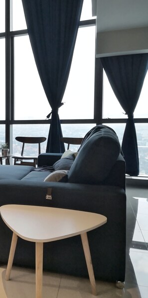 Design-Zimmer, barrierefrei, Stadtblick (Atlantis Ambient - Duplex Condominium) | Wohnbereich | 50-Zoll-Flachbildfernseher mit Digitalempfang, Smart-TV, Netflix