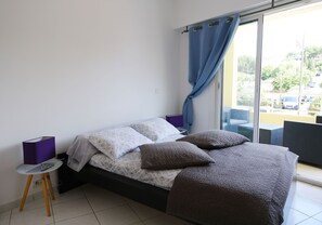 1 habitación, tabla de planchar con plancha, wifi gratis y ropa de cama