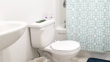 Room, 1 Queen Bed | Bathroom | Free toiletries, hair dryer, towels, shampoo