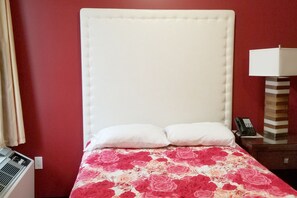 Desk, iron/ironing board, free WiFi, bed sheets - Hotel Kent Chatham (Chatham-Kent)