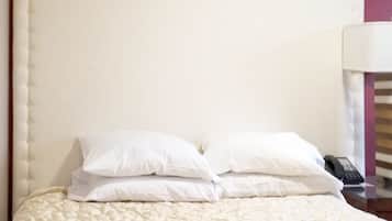 Habitación, 1 cama Queen size | Escritorio, tabla de planchar con plancha, wifi gratis y ropa de cama