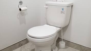 Room, 1 Double Bed | Bathroom | Free toiletries, hair dryer, towels, shampoo