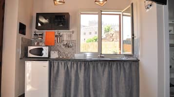 Fridge, microwave, stovetop, coffee/tea maker