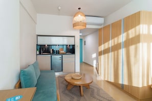 Superior Suite Back View | Egyptiska bomullslakan, sängtillbehör av högsta kvalitet och minibar