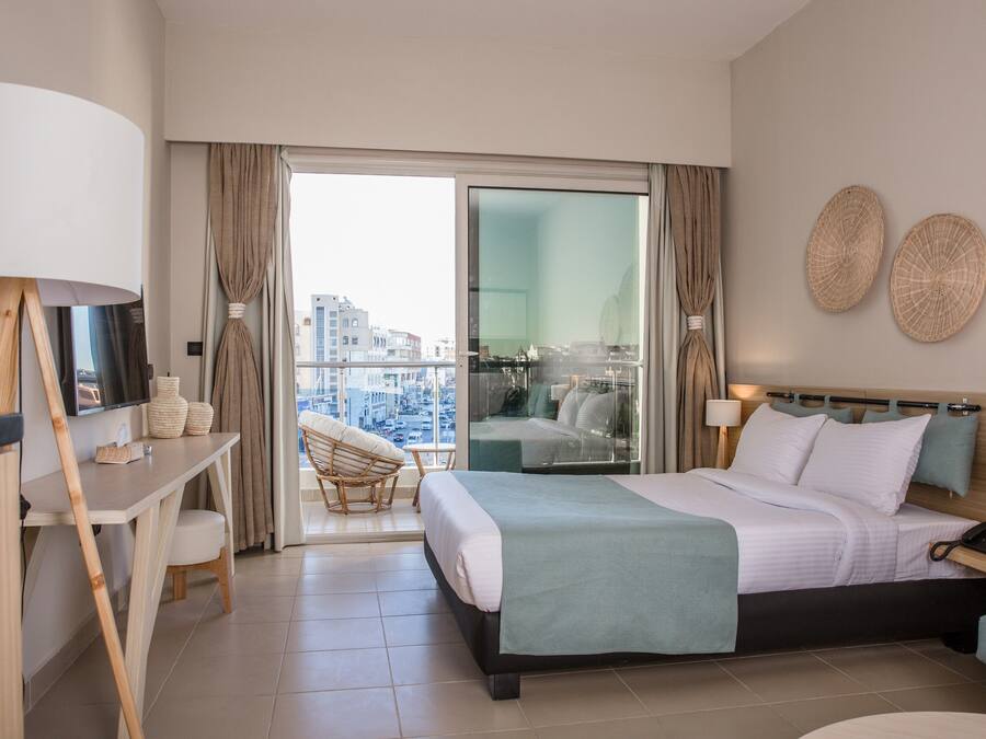 Egyptian cotton sheets, premium bedding, minibar, in-room safe