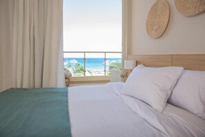 Family Suite Sea View | Sábanas de algodón egipcio, ropa de cama de alta calidad, minibar