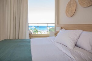 Family Suite Sea View | Sábanas de algodón egipcio, ropa de cama de alta calidad, minibar