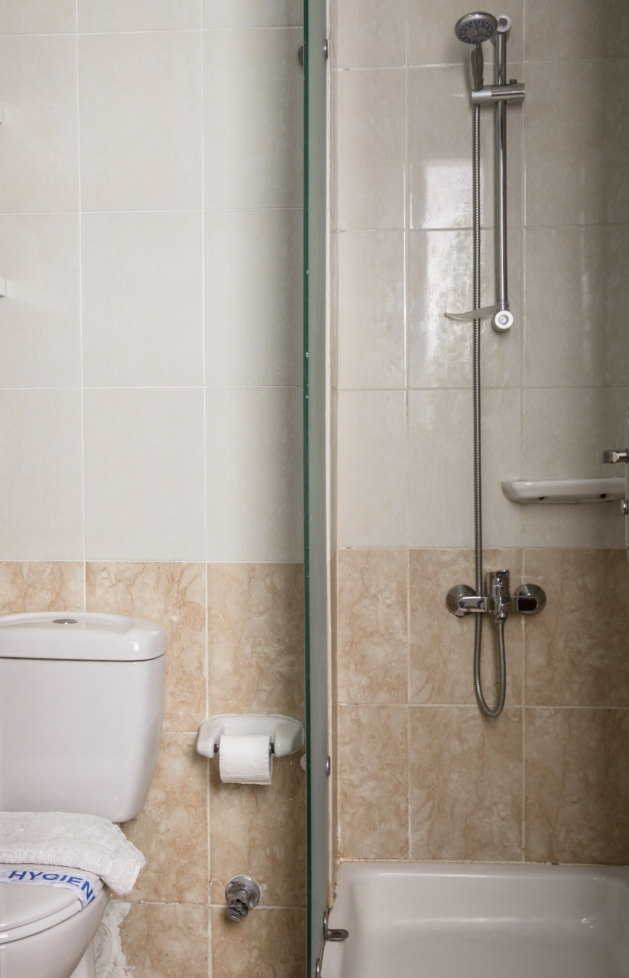 Ein Badezimmer mit Toilette, Dusche und Badewanne.
