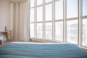 Deluxe suite with Two beds Ground Floor | Living room | Smart TV, fireplace