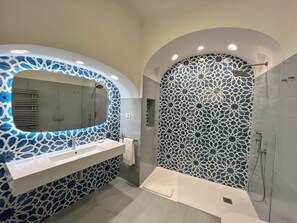 Hydromassage showerhead, free toiletries, hair dryer, slippers - Villa Alba d' Oro - Historic Luxury Villa  (Amalfi)