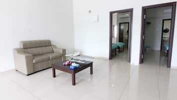 House, 6 Bedrooms | Living area