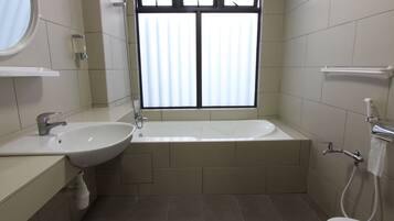 Ferienhaus, 6 Schlafzimmer | Badezimmer | Badewanne und Dusche (separat), Haartrockner, Handtücher, Seife