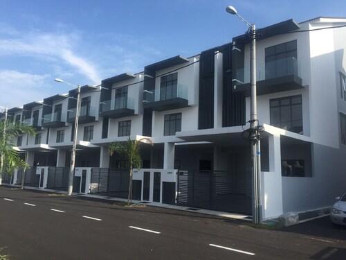 Kota Laksamana Comfortable Crowd by Step-In