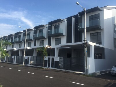 Kota Laksamana Comfortable Crowd by Step-In