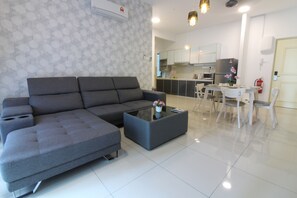 Apartament, 1 dormitori | Sala d'estar | Televisor 