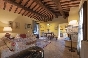 Fernseher, DVD-Player, Tischfußball, Tischtennisplatte