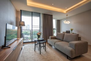 Corner Suite - One Bedroom | Living area - Walton Suites Sukhumvit (Bangkok)