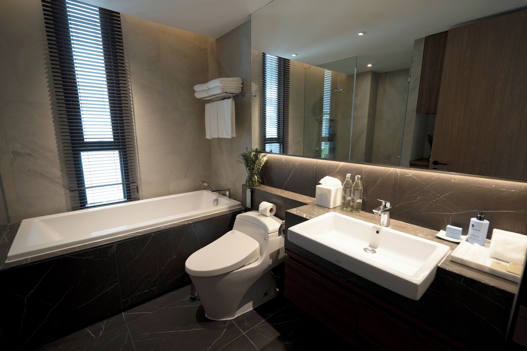 Une salle de bain moderne avec une baignoire, des toilettes et un lavabo.