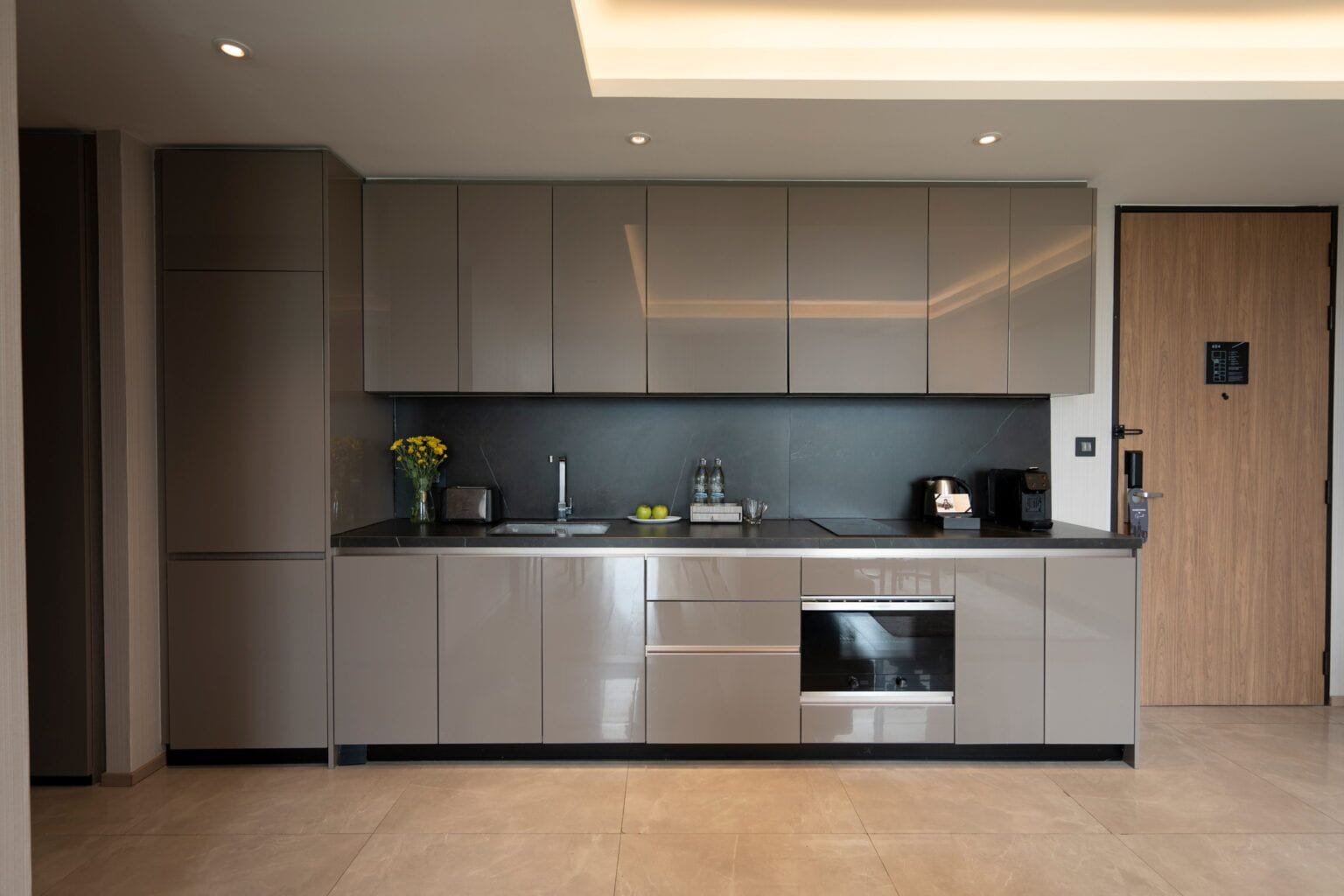 Una cocina moderna con lavavajillas integrado, un lavabo y una cafetera.