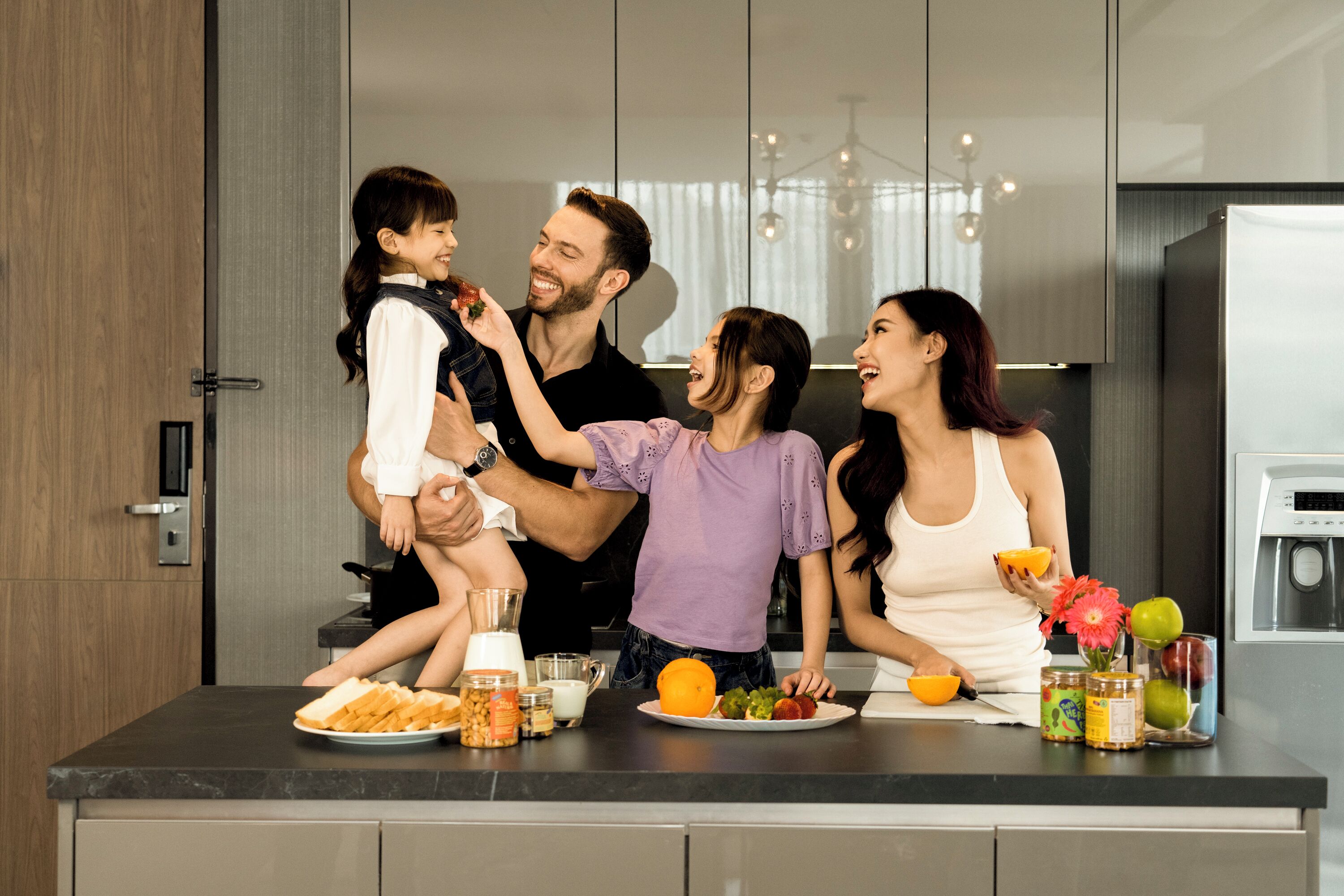 Una cocina moderna con una isla central, electrodomésticos de acero inoxidable y un diseño contemporáneo.