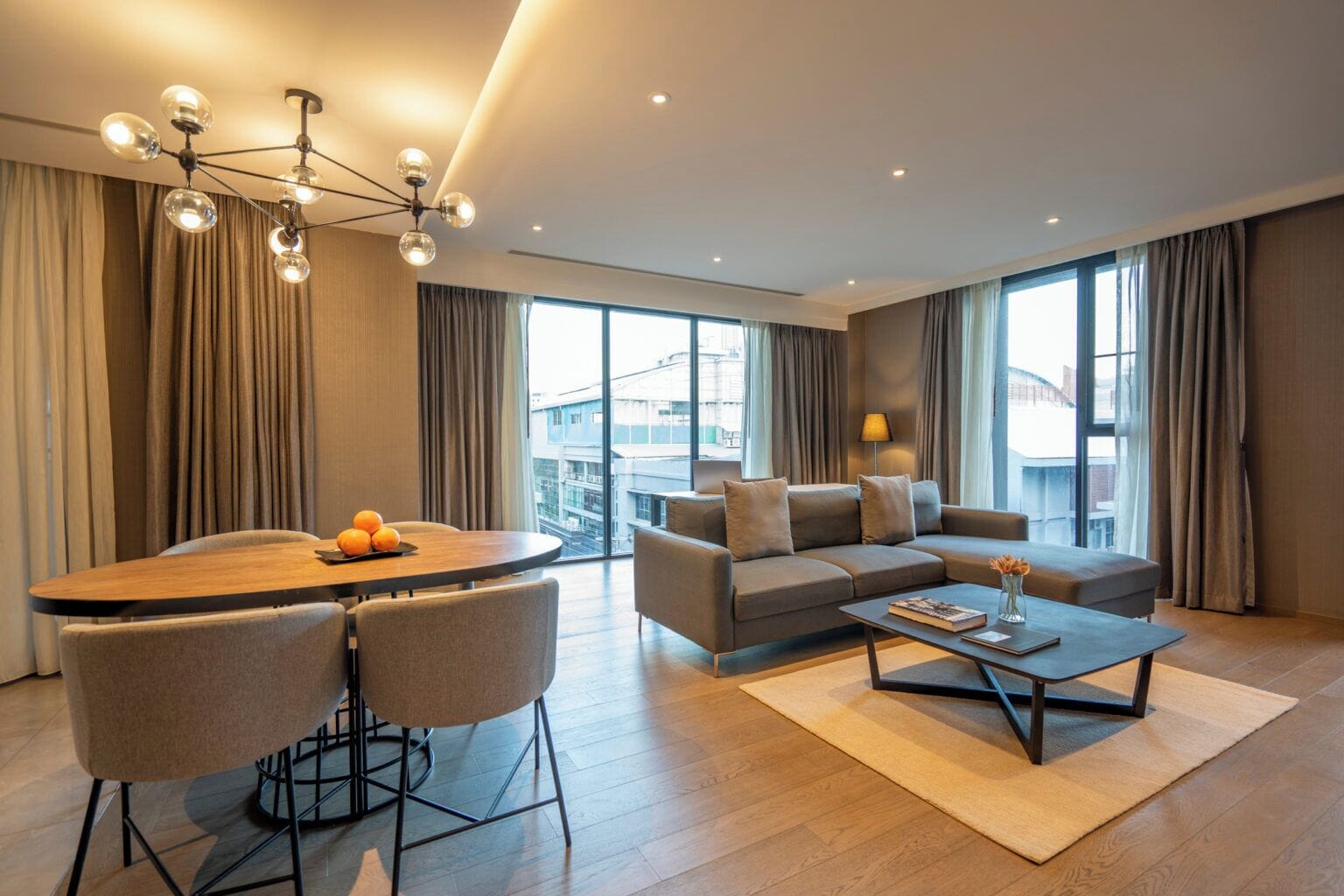 Corner Suite - Two Bedroom | Peralatan tempat tidur premium, bar mini, peti besi dalam bilik, meja 