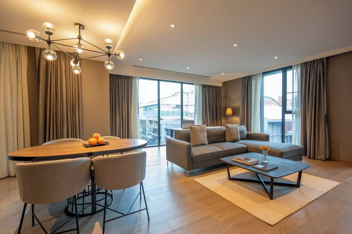 Corner Suite - Two Bedroom | Ropa de cama de alta calidad y minibar